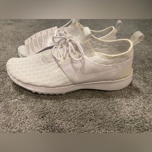 Women’s Nike Juvenate White Running Shoes Size 7.5